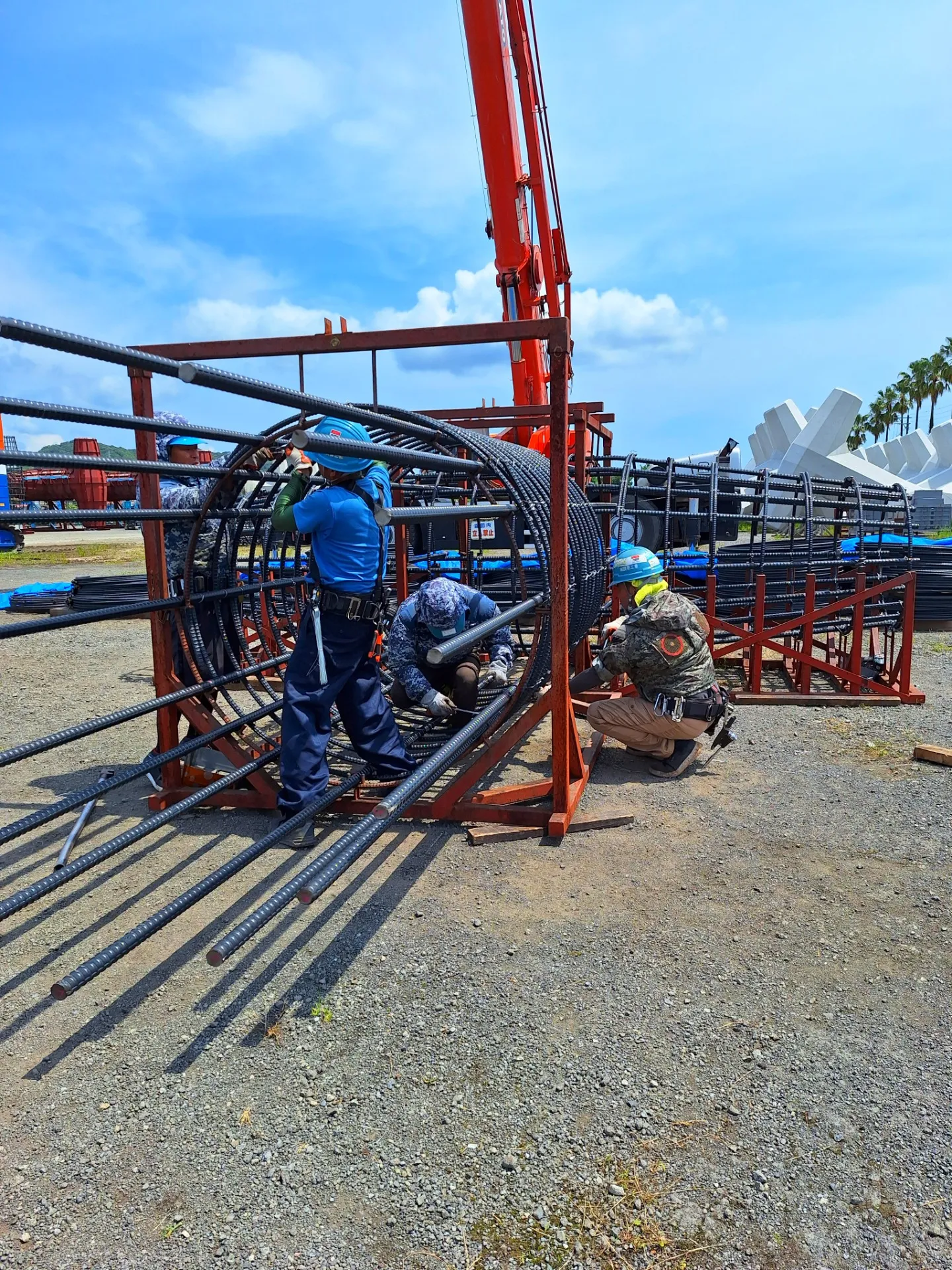 続))消波ブロック、組み立て中！