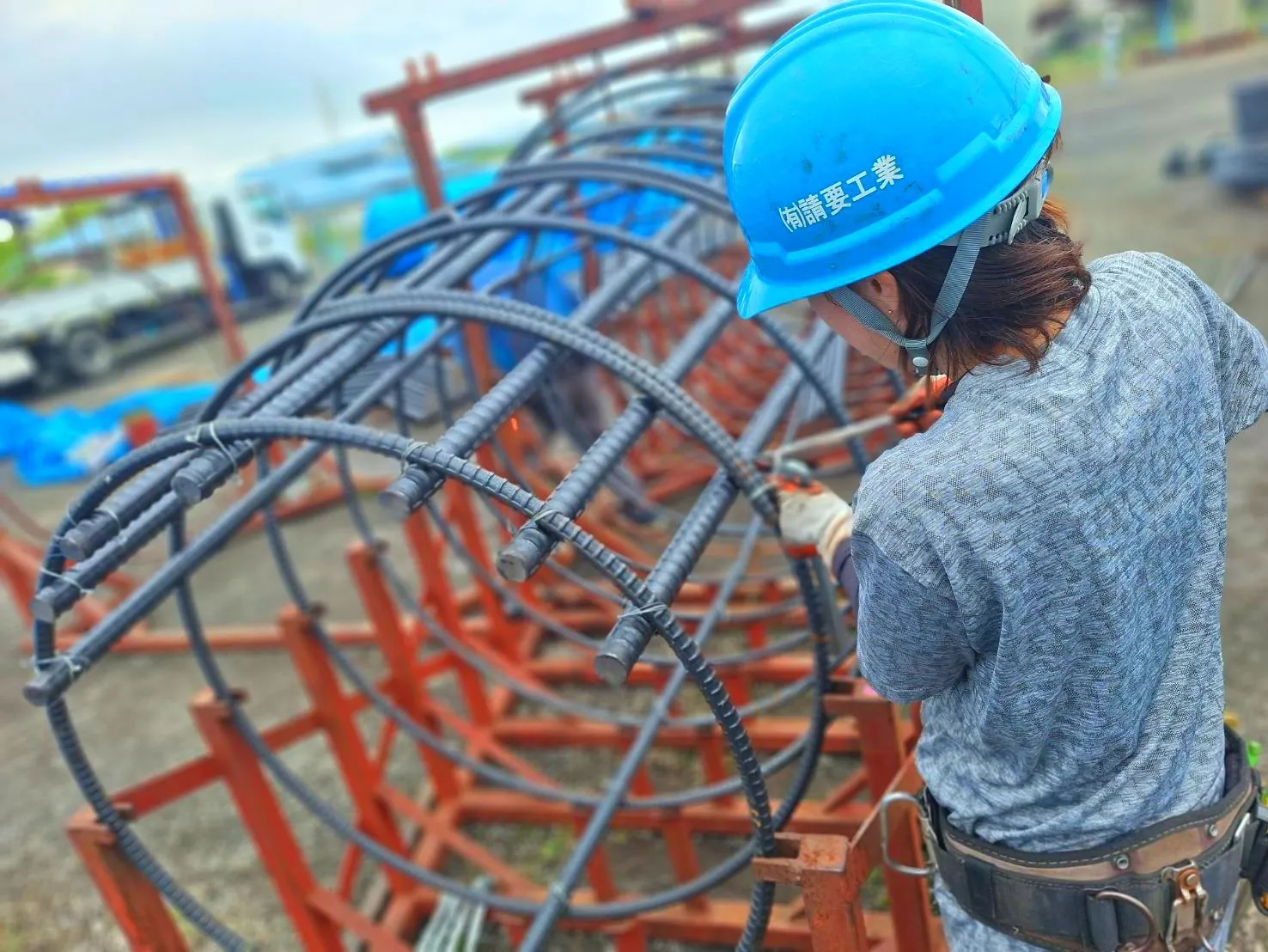 女性作業員、ドロス！